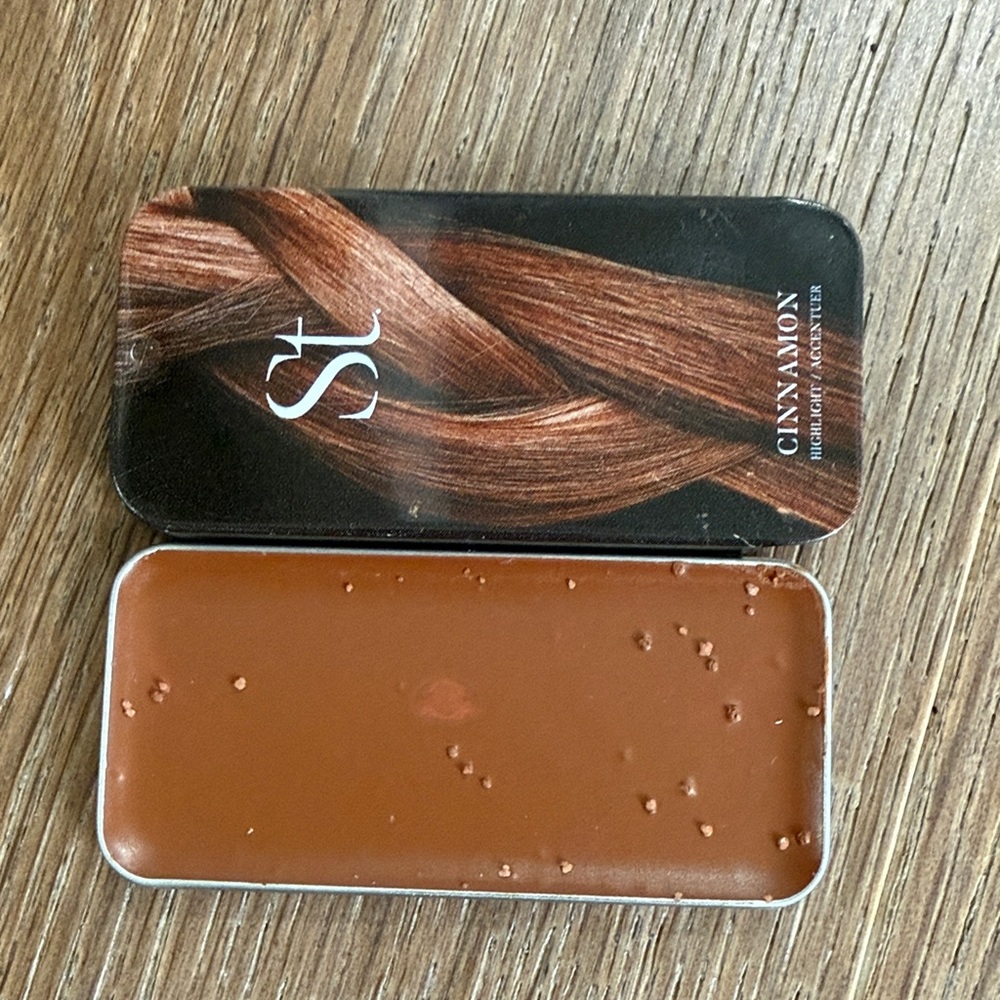 Cinnamon Highlight Seint makeup